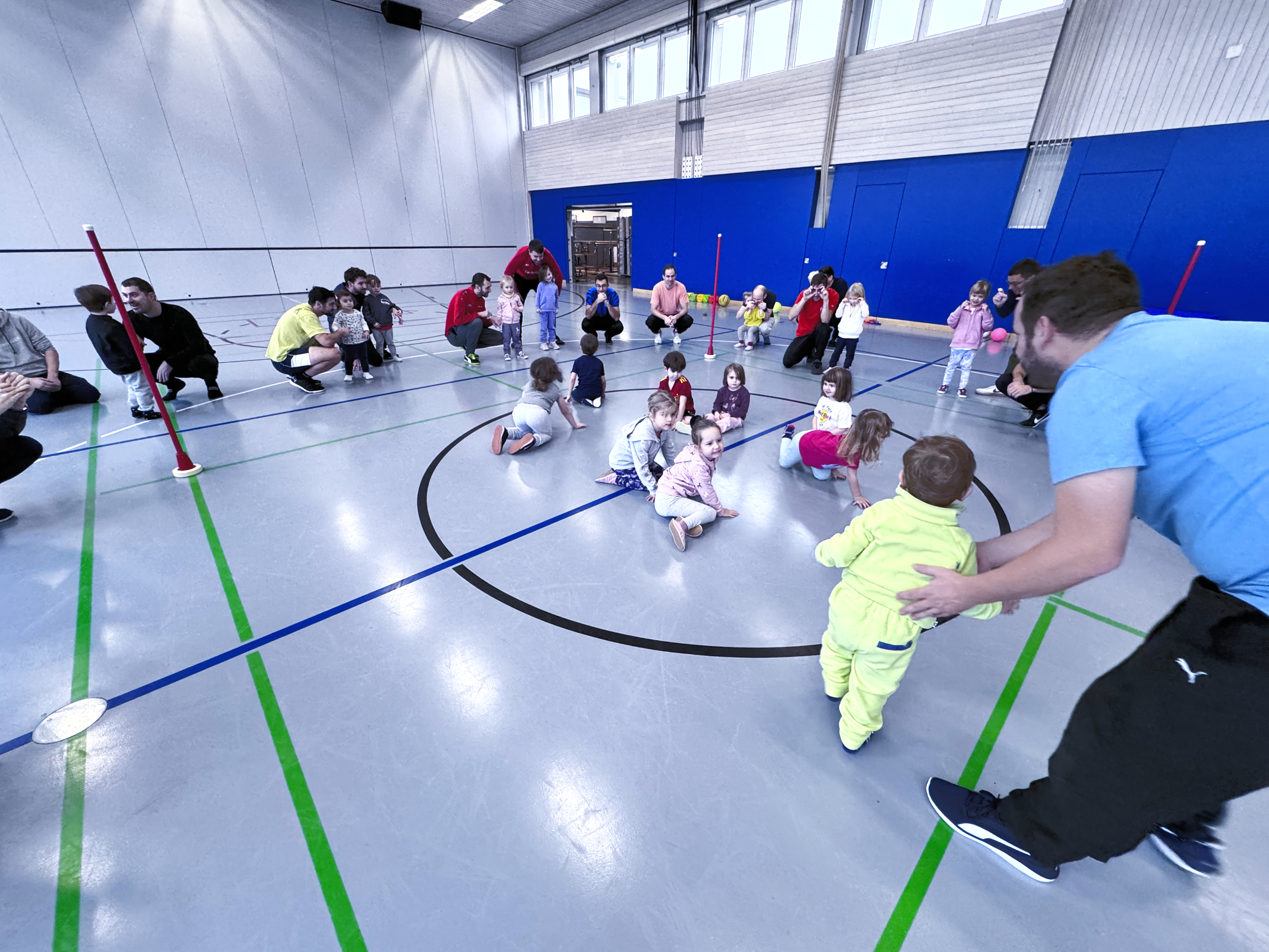 Eltern und Kinder beim ElKi Turnen in der Turnhalle Zuzwil